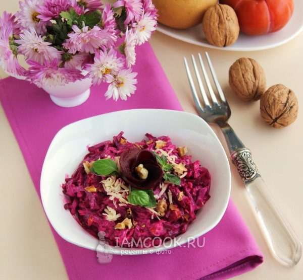 Фото салата со свеклой, сыром, чесноком и грецкими орехами