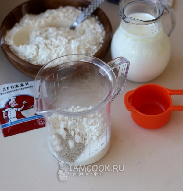 Соединить молоко, дрожжи, сахар и муку