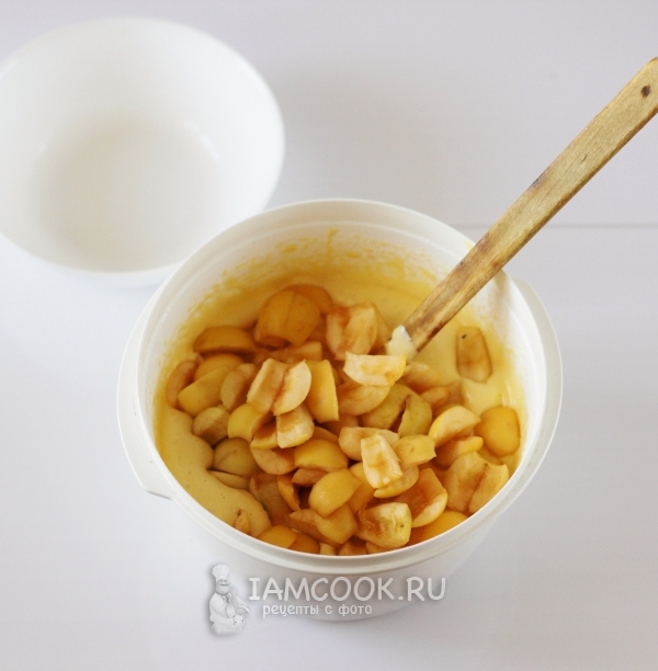 Положить в тесто яблоки