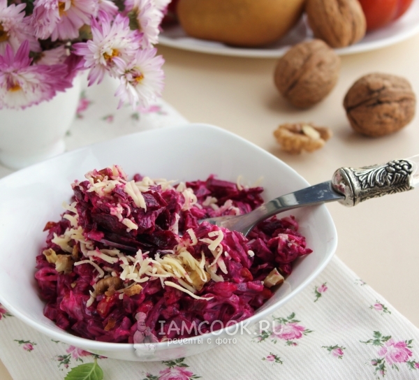 Готовый салат со свеклой, сыром, чесноком и грецкими орехами