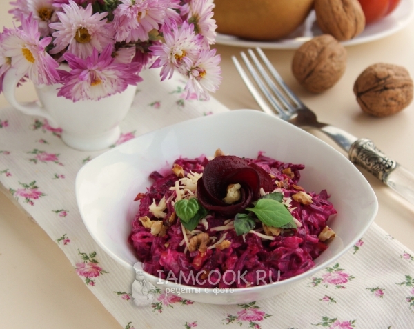 Рецепт салата со свеклой, сыром, чесноком и грецкими орехами