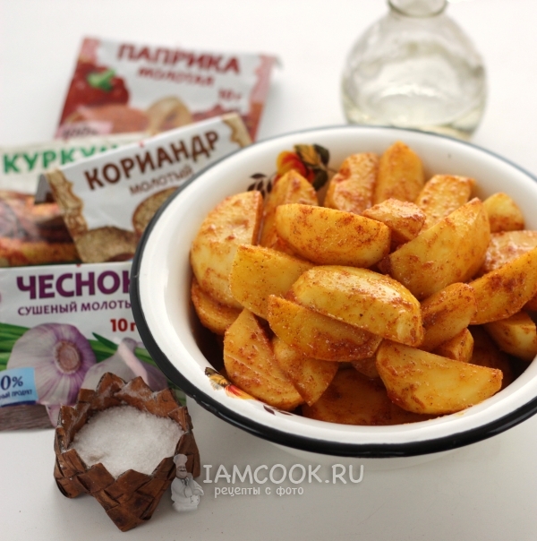 Соединить картофель со специями, солью и маслом