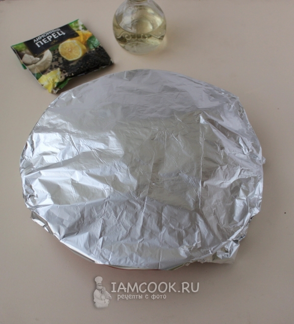 Накрыть форму фольгой