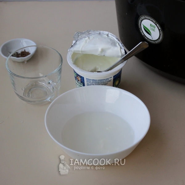 Смешать сметану с водой