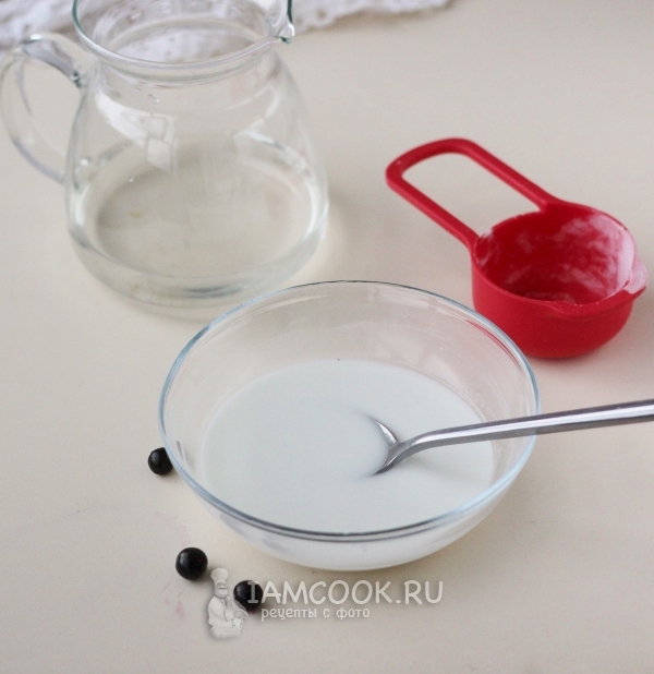 Влить воду в крахмал