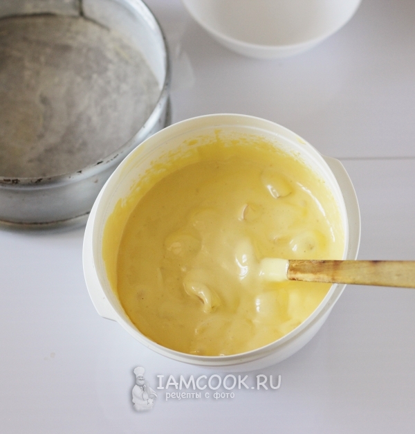 Размешать тесто с яблоками