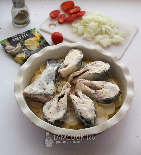 Положить рыбу на картофель