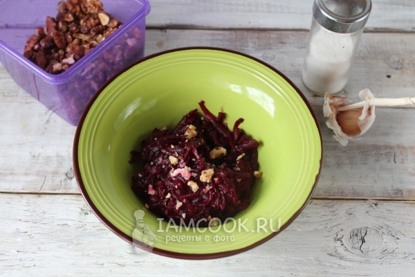 Положить орехи