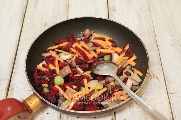 Обжарить овощи с грибами