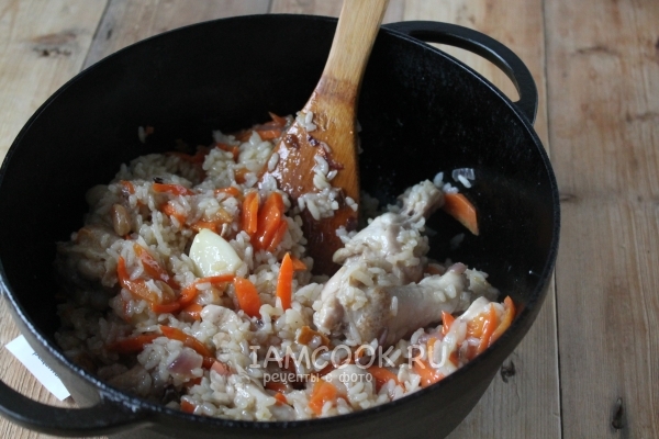 Готовый узбекский плов с курицей в казане