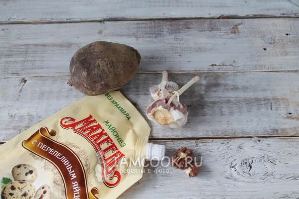 Ингредиенты для салата из свеклы с чесноком и майонезом