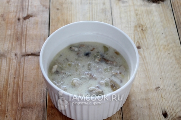 Перелить массу в кокотницу