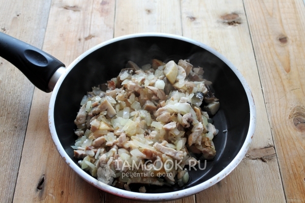 Обжарить мясо с луком