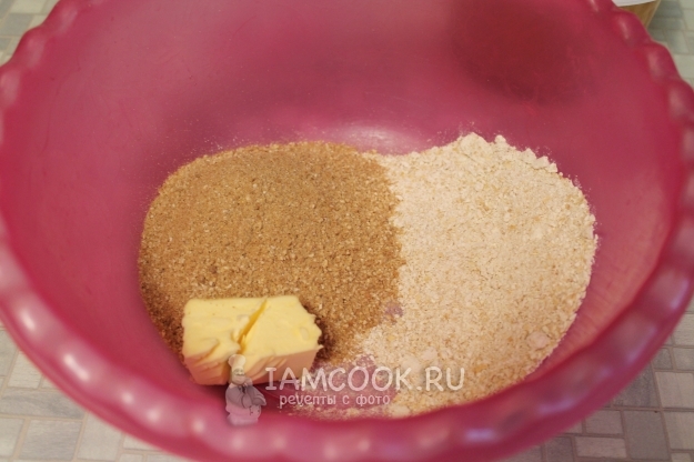 Соединить муку и масло