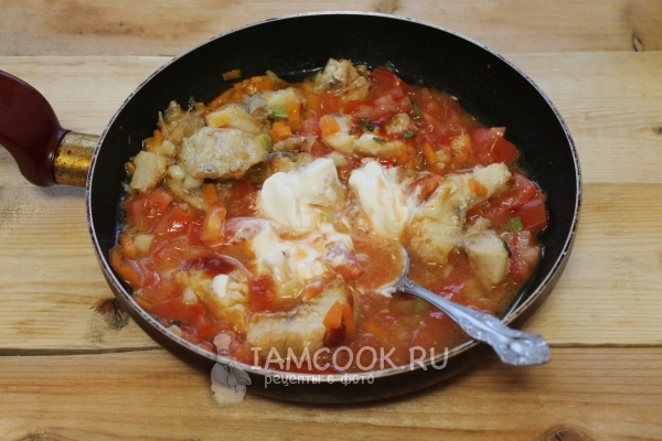 Положить сметану и кетчуп