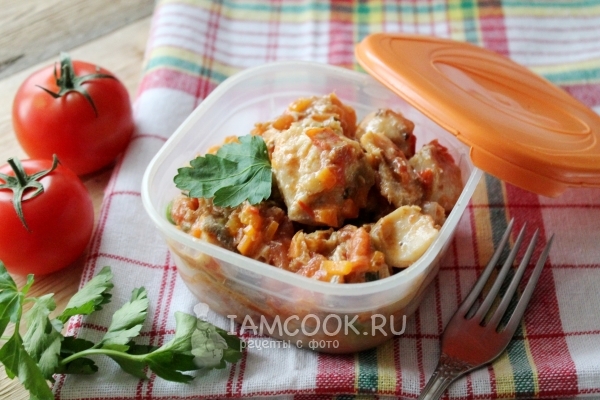 Готовый морской окунь в томатно-сметанном соусе