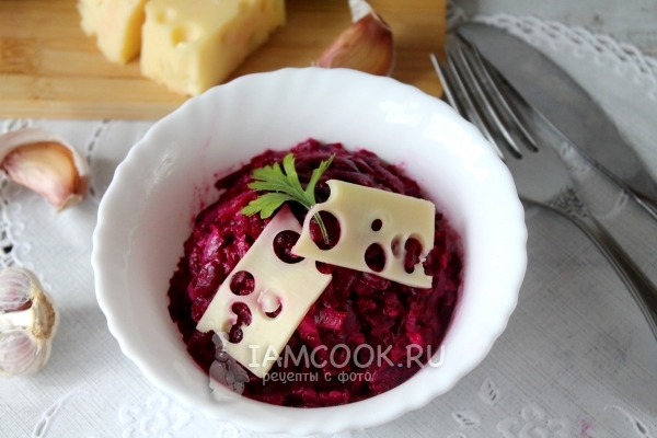 Готовый салат из свеклы с сыром и чесноком