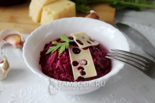 Фото салата из свеклы с сыром и чесноком