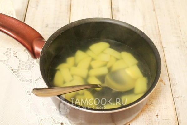 Положить в бульон картофель