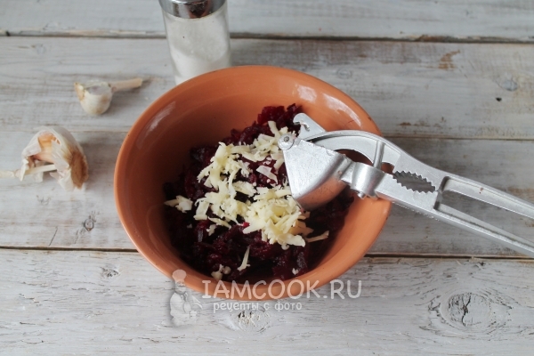 Выдавить чеснок