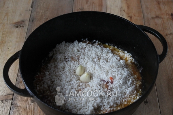 Добавить рис и чеснок