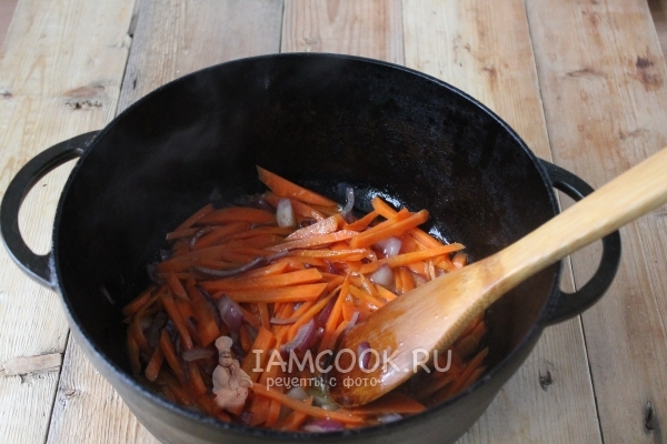Обжарить лук с морковью