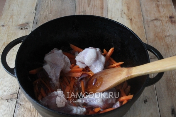 Положить к овощам курицу