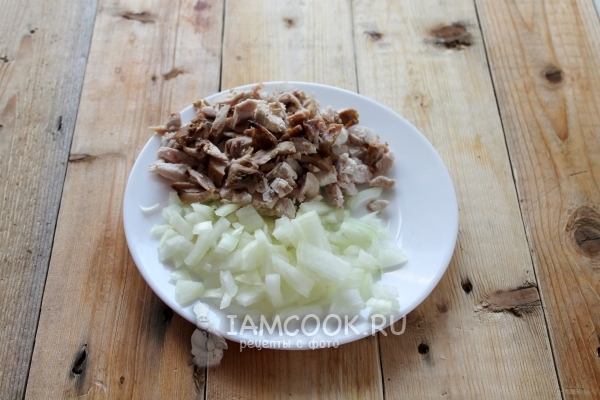 Порезать мясо и лук