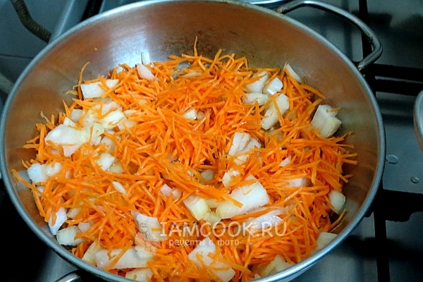 Обжарить лук и морковь