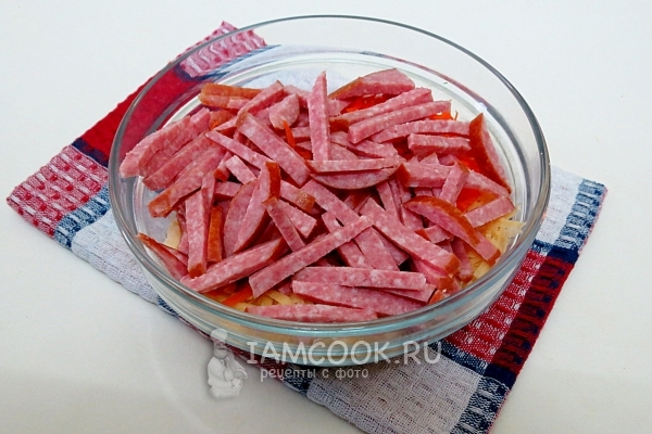 Положить колбасу