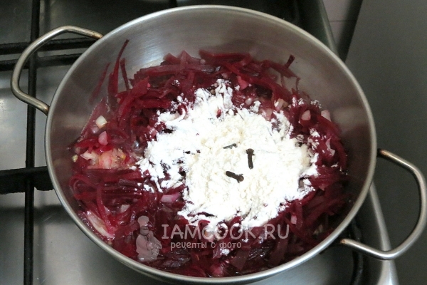 Насыпаем муку в сковороду