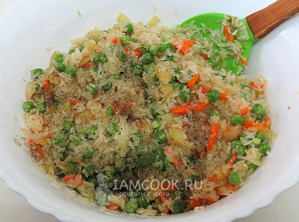 Добавить горошек, соль и перец