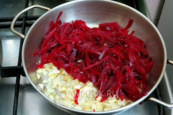 Соединяем свеклу с луком и пассеруем