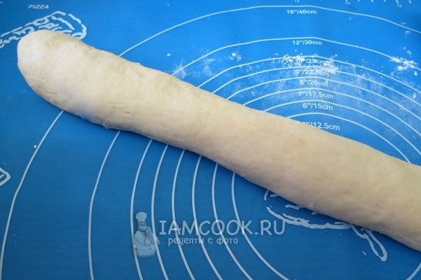 Скатать из теста валик