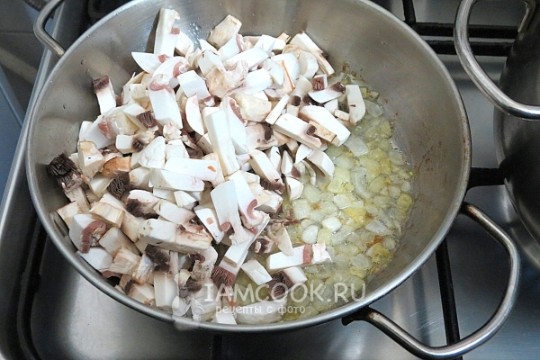 Положить грибы