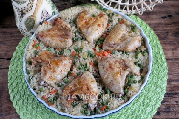 Готовая курица с рисом и зеленым горошком в духовке