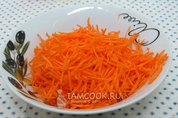 Натереть морковь