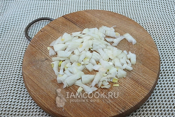 Нарезаем лук