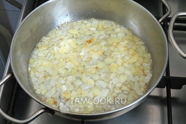 Обжарить лук
