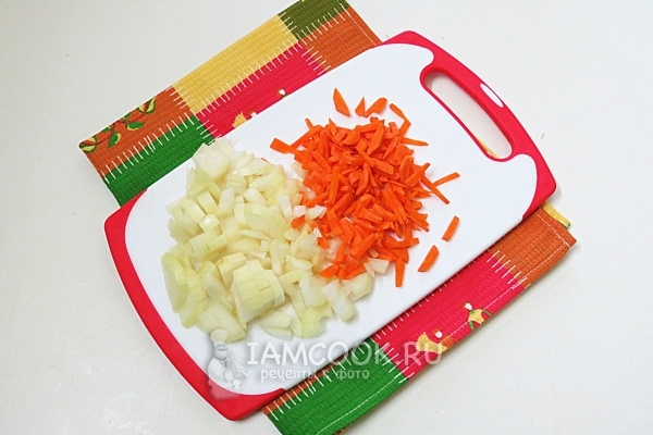 Порезать лук и морковь