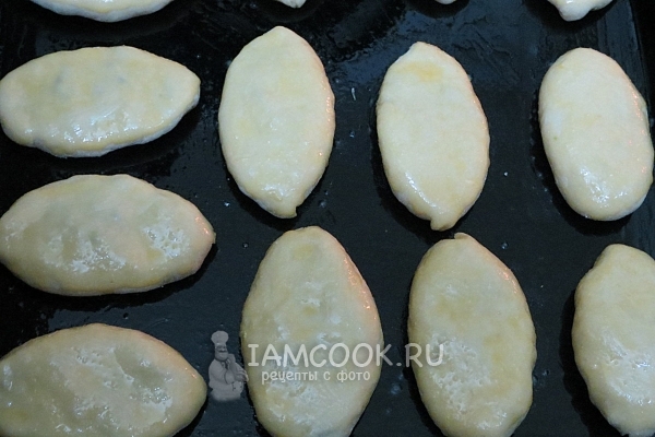 Смазать пирожки желтком