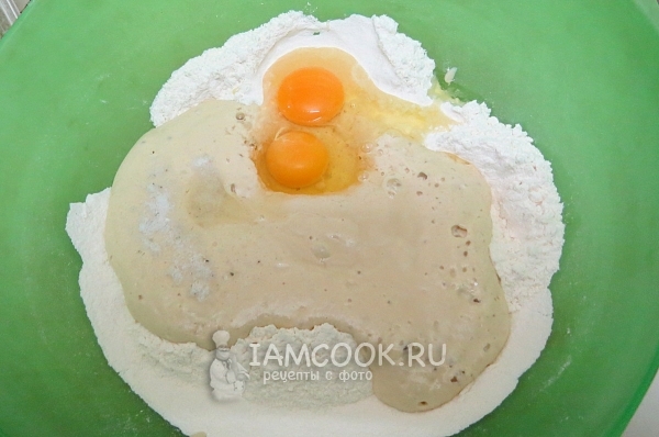 Соединить опару, яйца и муку