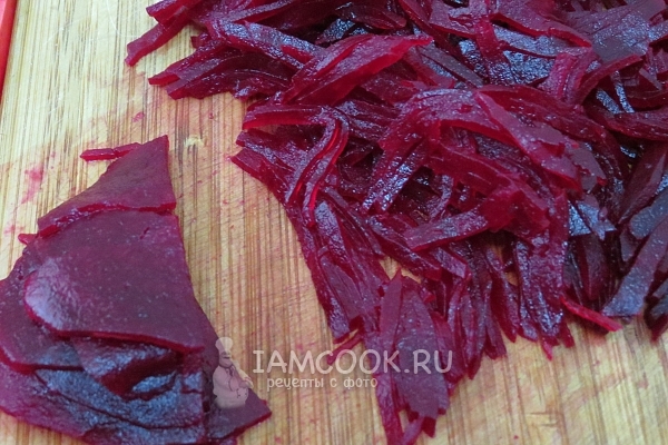 Нарезаем свеклу соломкой