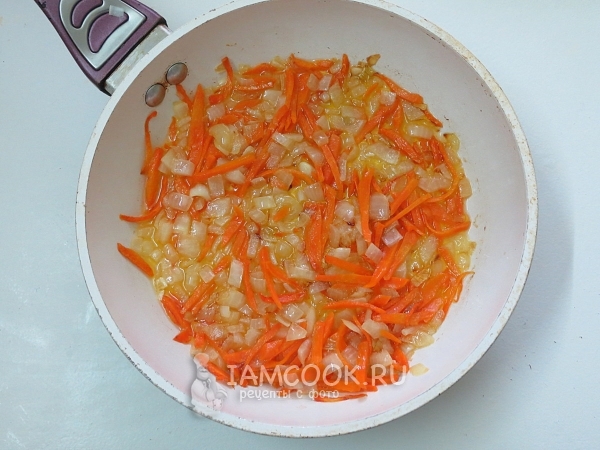 Обжарить лук с морковью