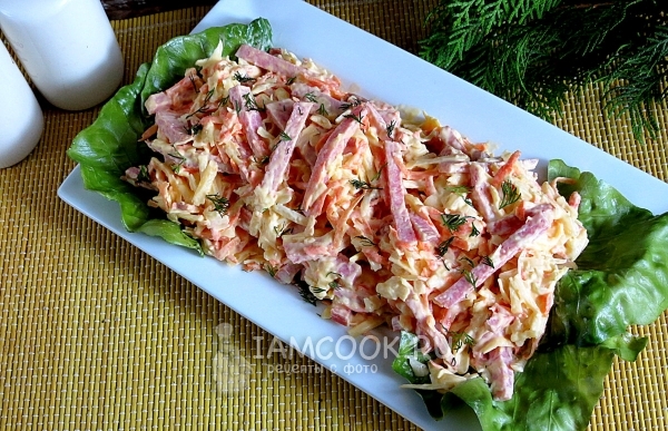 Фото салата с сыром, морковью и копченой колбасой