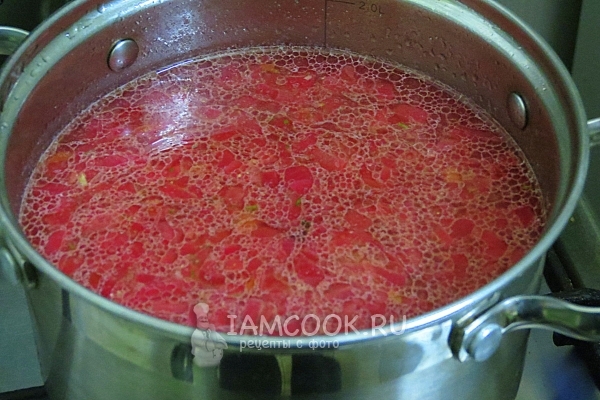 Вливаем в пассеровку бульон (в кастрюле)