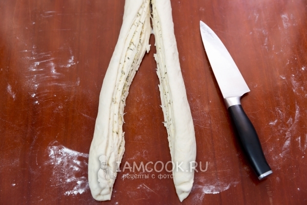 Разрезать тесто пополам