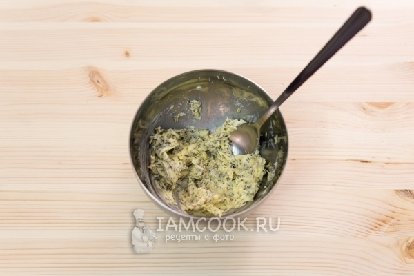 Смешать масло с укропом