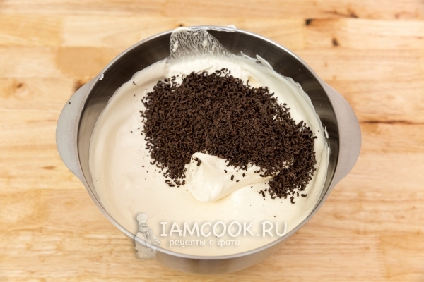 Положить тертый шоколад