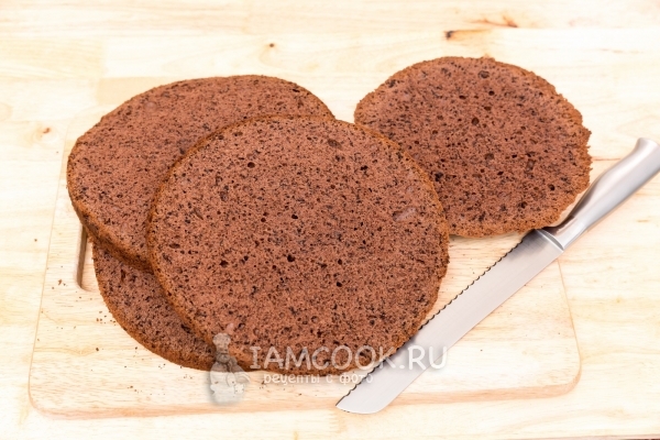 Разрезать бисквит на коржи